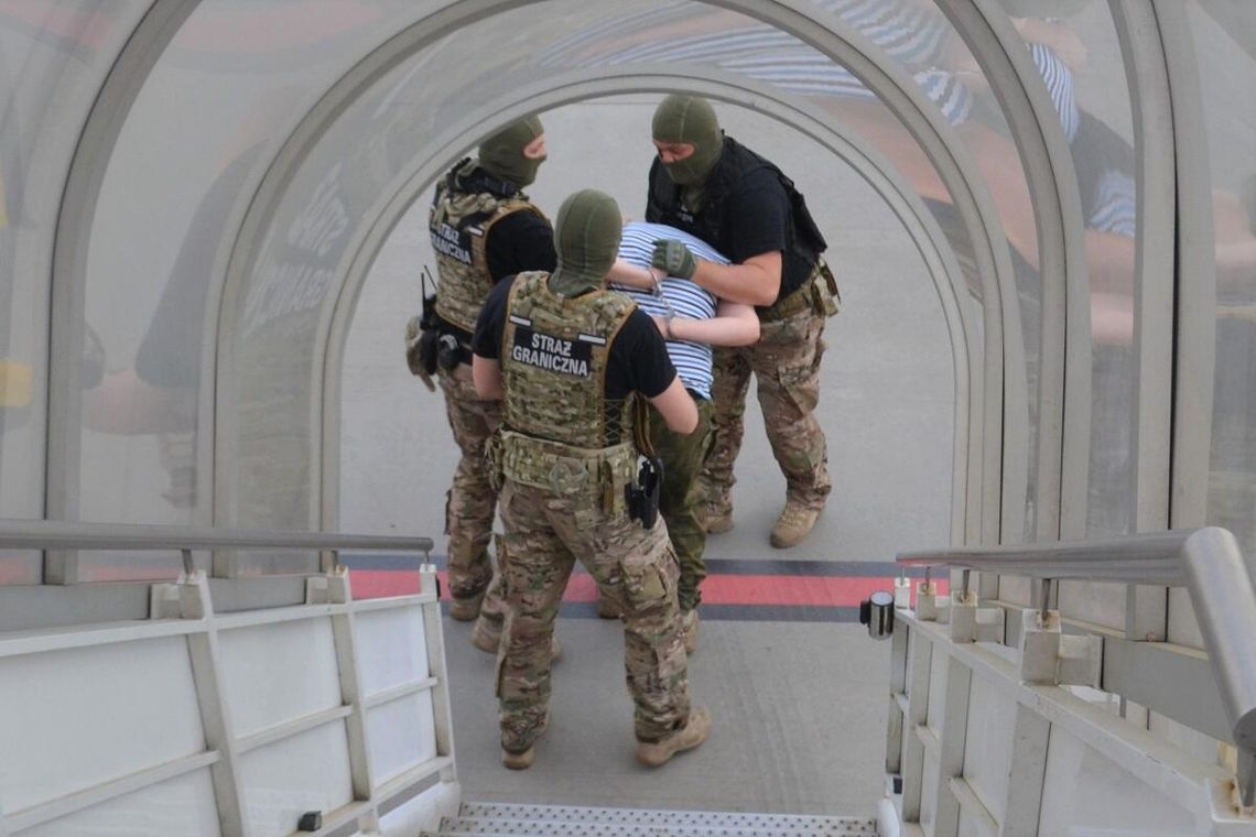 Miał lecieć na Sycylię, ale przed startem dostał małpiego rozumu. Został wyprowadzony z samolotu