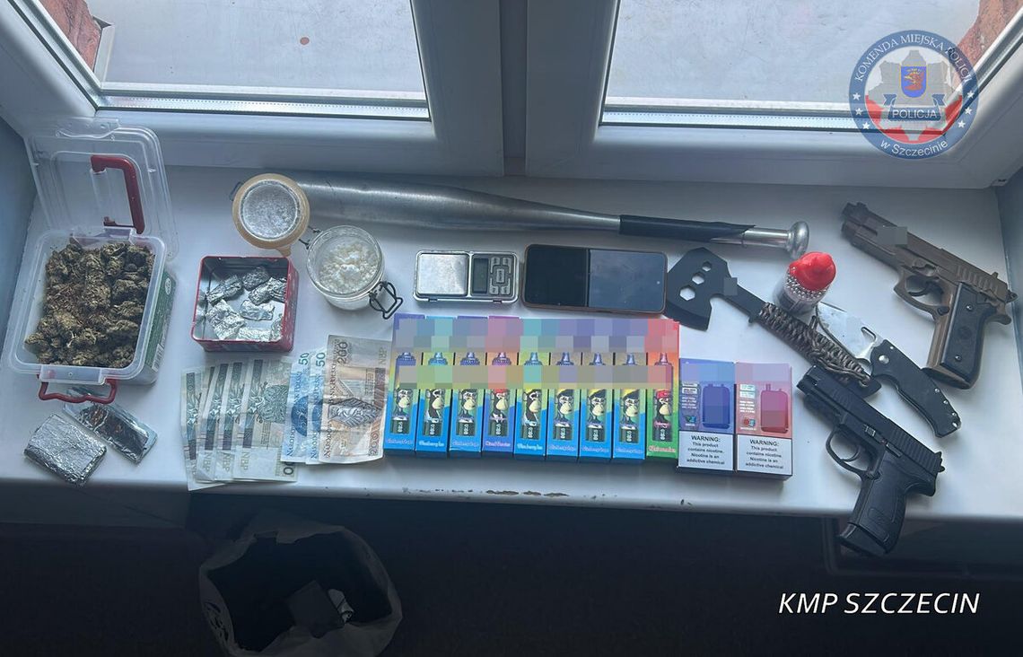 Miał ponad 170 gramów narkotyków i niebezpieczne przedmioty. 47-latek zatrzymany przez policję