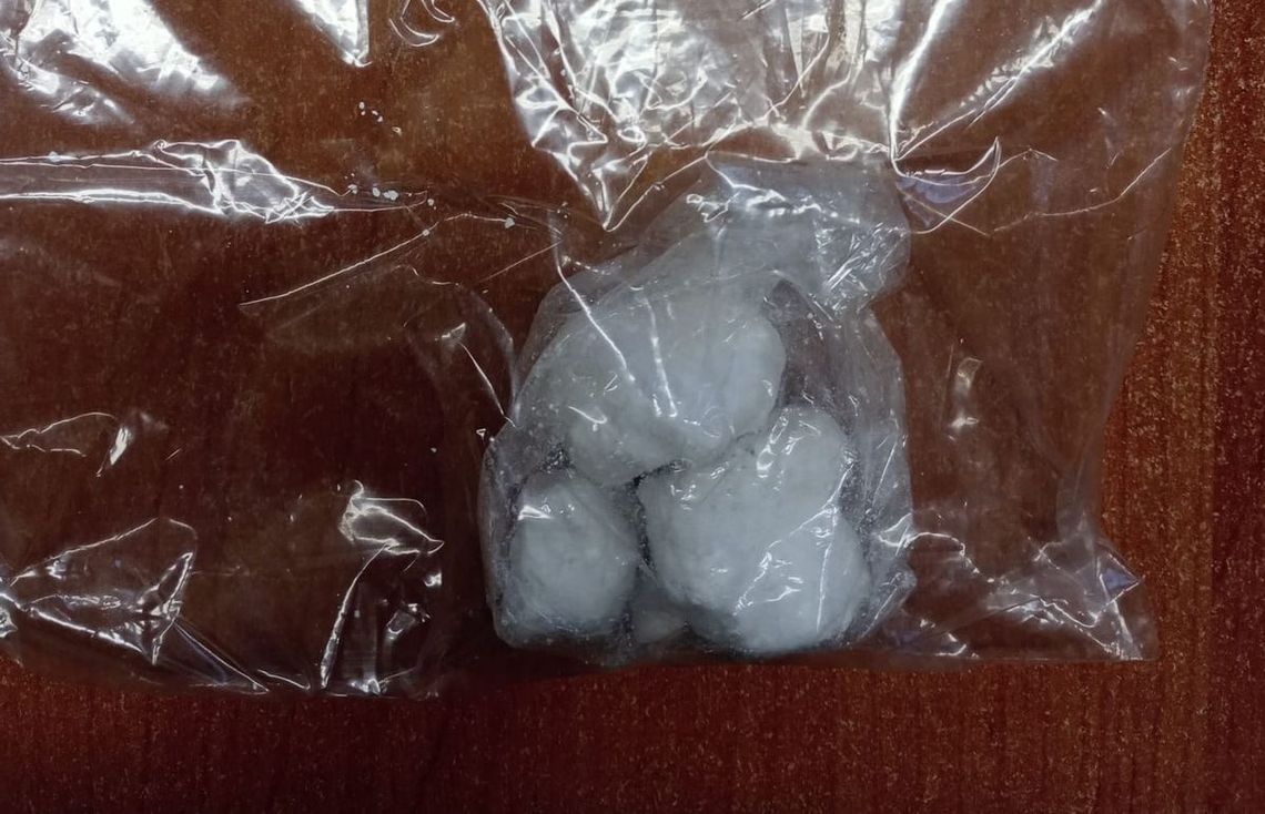 Miał ponad 2 promile, jechał bez powietrza w oponie i próbował uciekać. Potem znaleźli przy nim amfetaminę