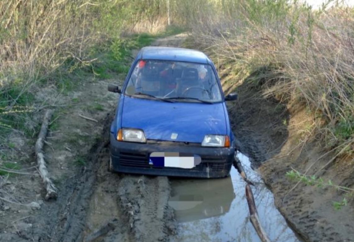 Miał ponad 3 promile i zabrał narzeczoną na randkę do lasu. Cinquecento ugrzęzło w błocie