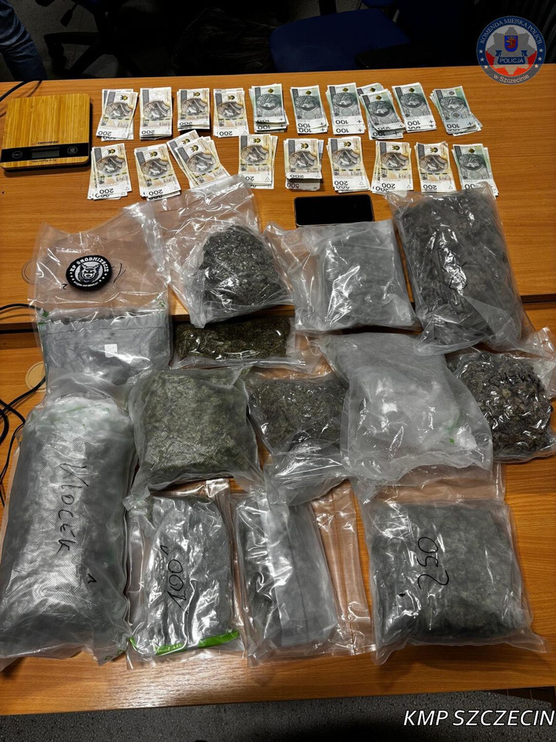 Miał ponad 4 kg marihuany i blisko 20 tysięcy złotych w gotówce. Podejrzany trafił do aresztu Miał ponad 4 kg marihuany i blisko 20 tysięcy złotych w gotówce. Podejrzany trafił do aresztu