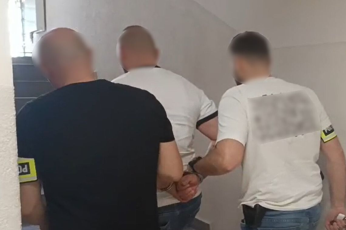 Miał ponad 800 gramów narkotyków w mieszkaniu. 27-latek wpadł podczas policyjnego nalotu Miał ponad 800 gramów narkotyków w mieszkaniu. 27-latek wpadł podczas policyjnego nalotu