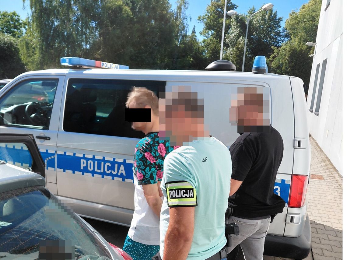Miał ponad kilo towaru i sporo kasy w różnych walutach. Mężczyzna zatrzymany po odwiedzinach policji