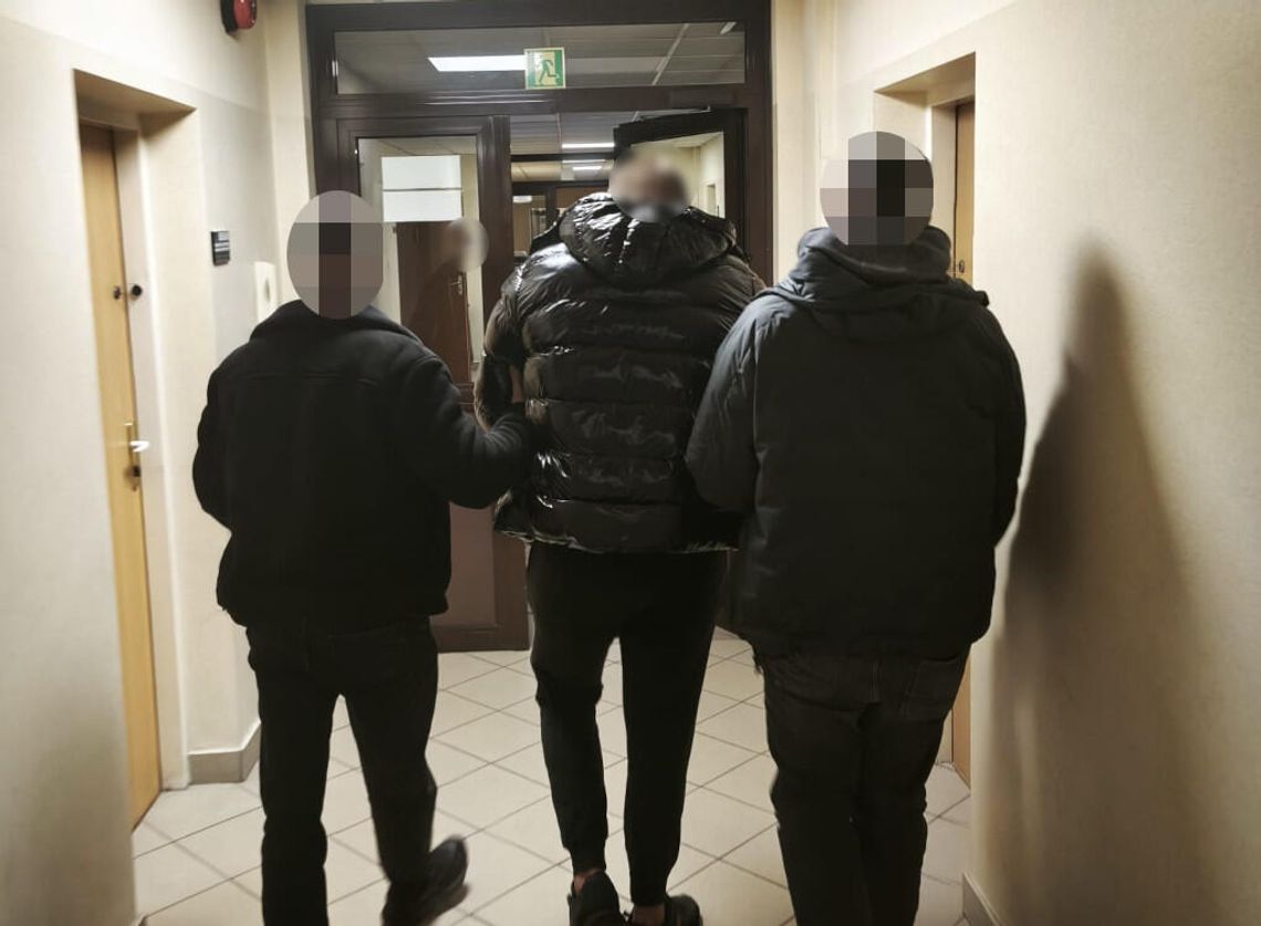 Miał ponad tysiąc dni do odsiadki. Gdy przyszli policjanci, próbował ukryć się w szafie Miał ponad tysiąc dni do odsiadki. Gdy przyszli policjanci, próbował ukryć się w szafie