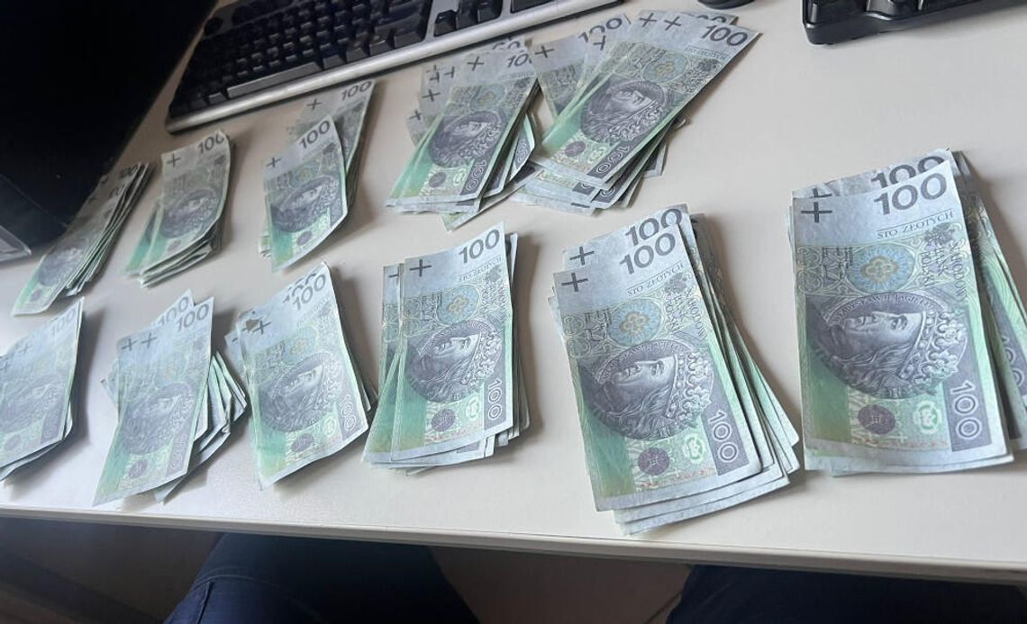 Miał portfel wypchany fałszywymi stuzłotówkami. Wpadł, gdy próbował zapłacić nimi na stacji paliw Miał portfel wypchany fałszywymi stuzłotówkami. Wpadł, gdy próbował zapłacić nimi na stacji paliw