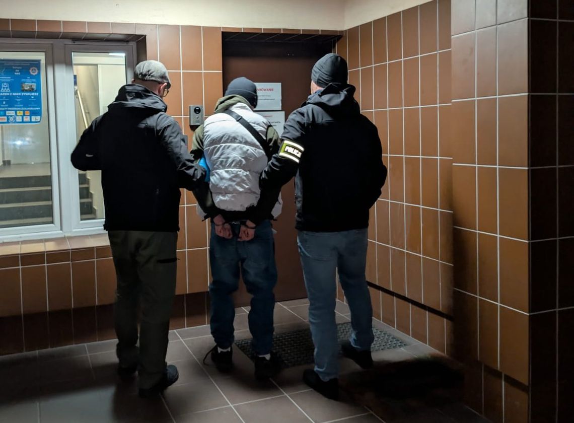 Miał przy sobie „kryształ”, w domu ponad pół kilograma narkotyków. 19-letni diler zatrzymany Miał przy sobie „kryształ”, w domu ponad pół kilograma narkotyków. 19-letni diler zatrzymany