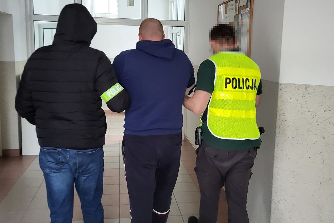 Miał sądowy zakaz, a w bagażniku ponad 3 kg narkotyków. Policjanci zaplanowali zatrzymanie 26-latka Miał sądowy zakaz, a w bagażniku ponad 3 kg narkotyków. Policjanci zaplanowali zatrzymanie 26-latka