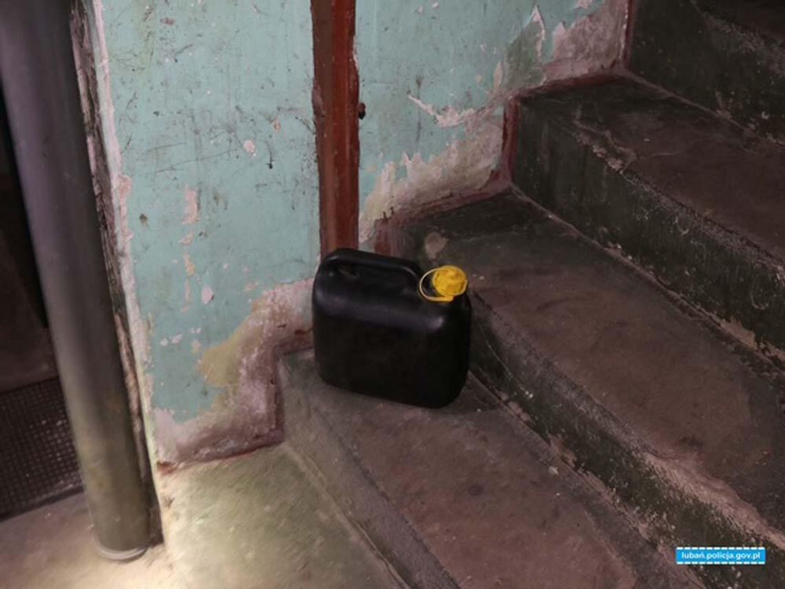 Miał siekierę i kanister, groził, że zabije sąsiadów. Oblał ich drzwi do mieszkania i samochód