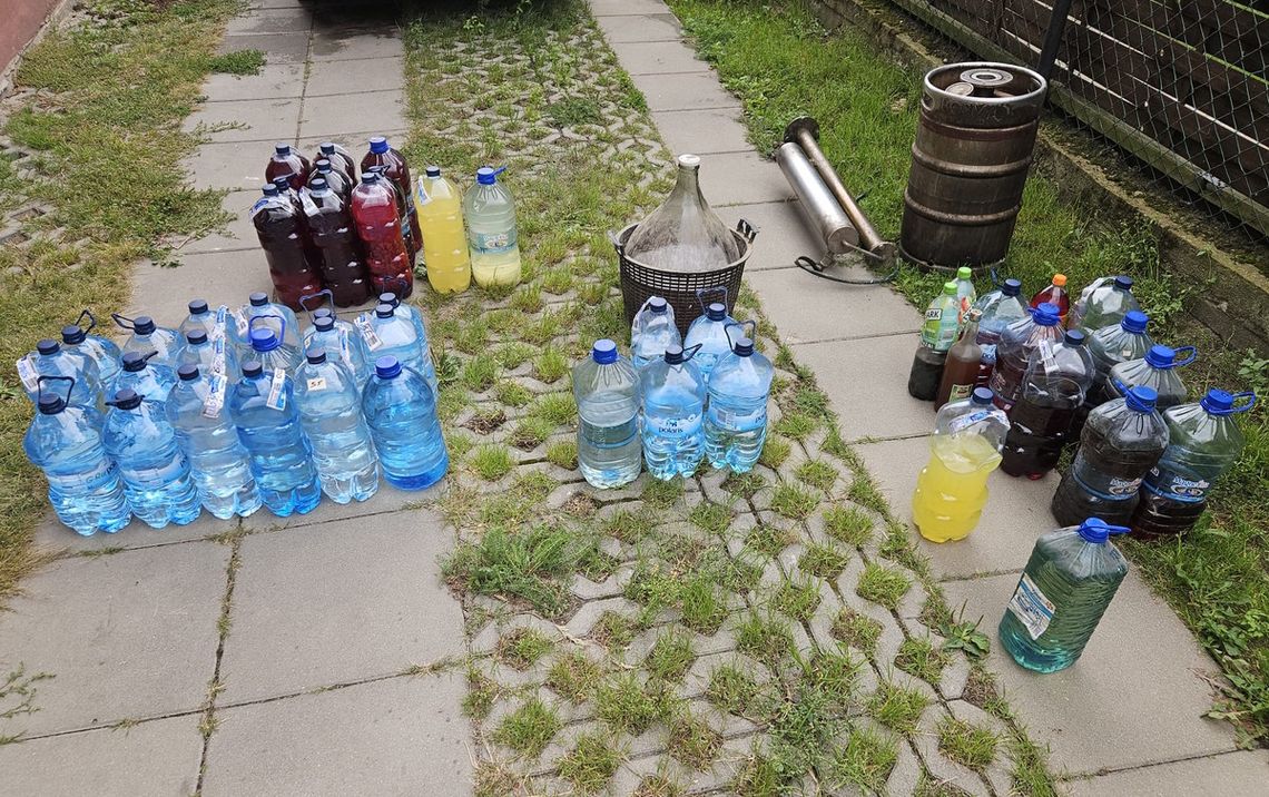 Miał sprzedawać w sklepie bimber własnej produkcji. W domu 45-latka znaleziono 230 litrów alkoholu