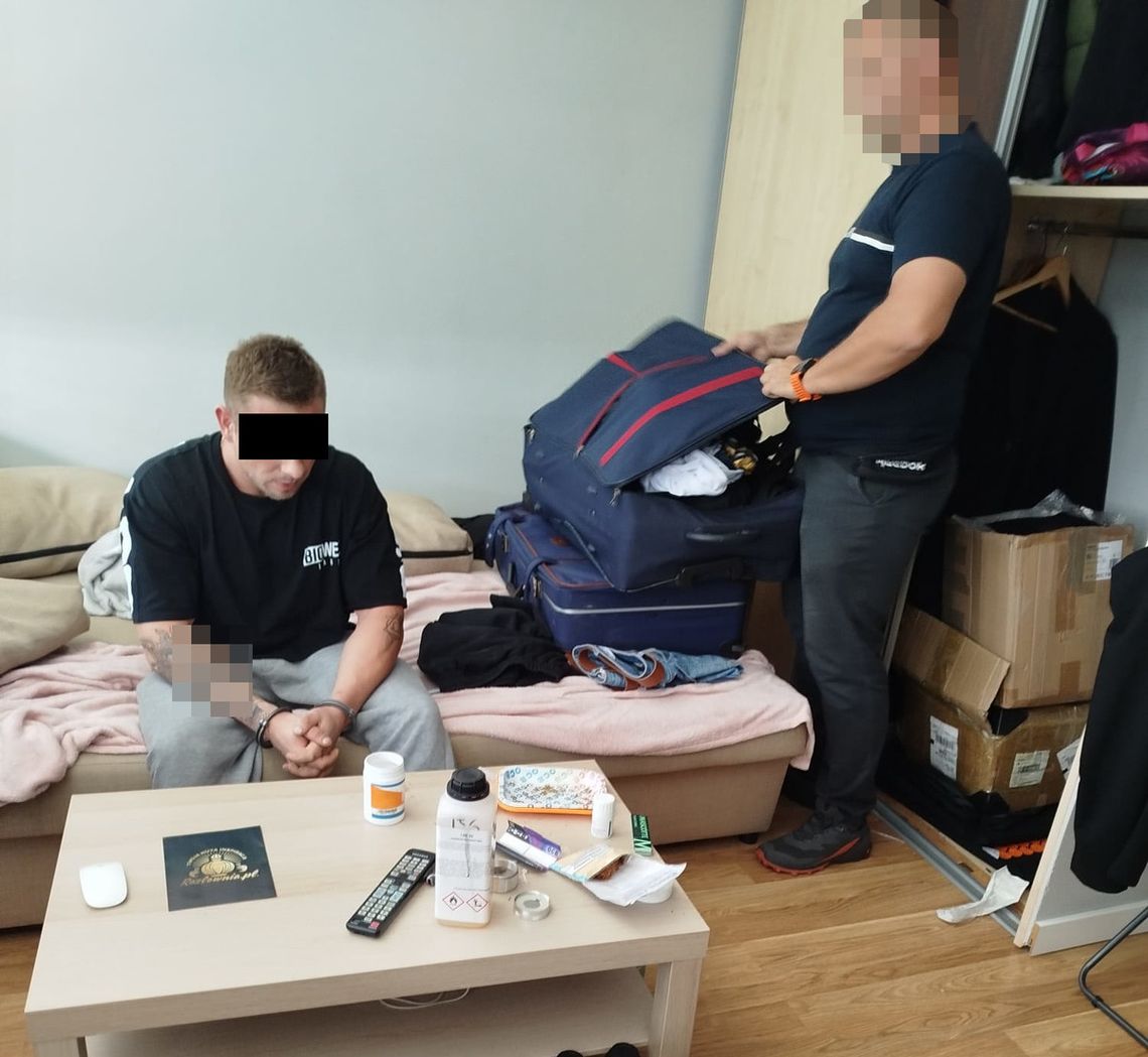Miał torebkę amfetaminy w domu. Informacja dotarła do policjantów, którzy przyszli do 31-latka