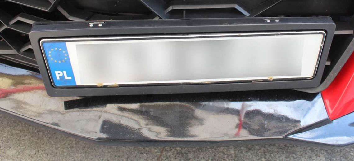 Miał w aucie mechanizm, który podmieniał tablice rejestracyjne. Wystarczył jeden ruch