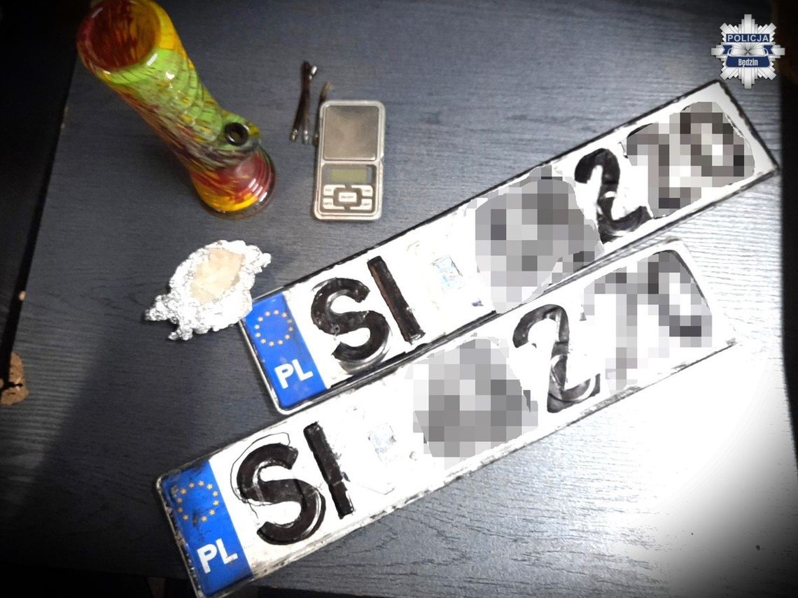 Miał w aucie ręcznie przemalowane tablice, kryształki i sprzęt do palenia. Na tym jednak się nie skończyło