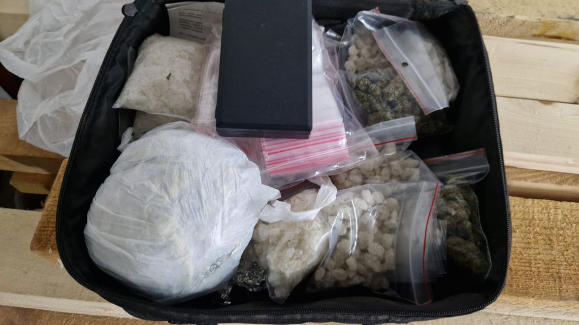 Miał w mieszkaniu całą walizkę narkotyków. Po nalocie policji, 50-latek tymczasowo aresztowany