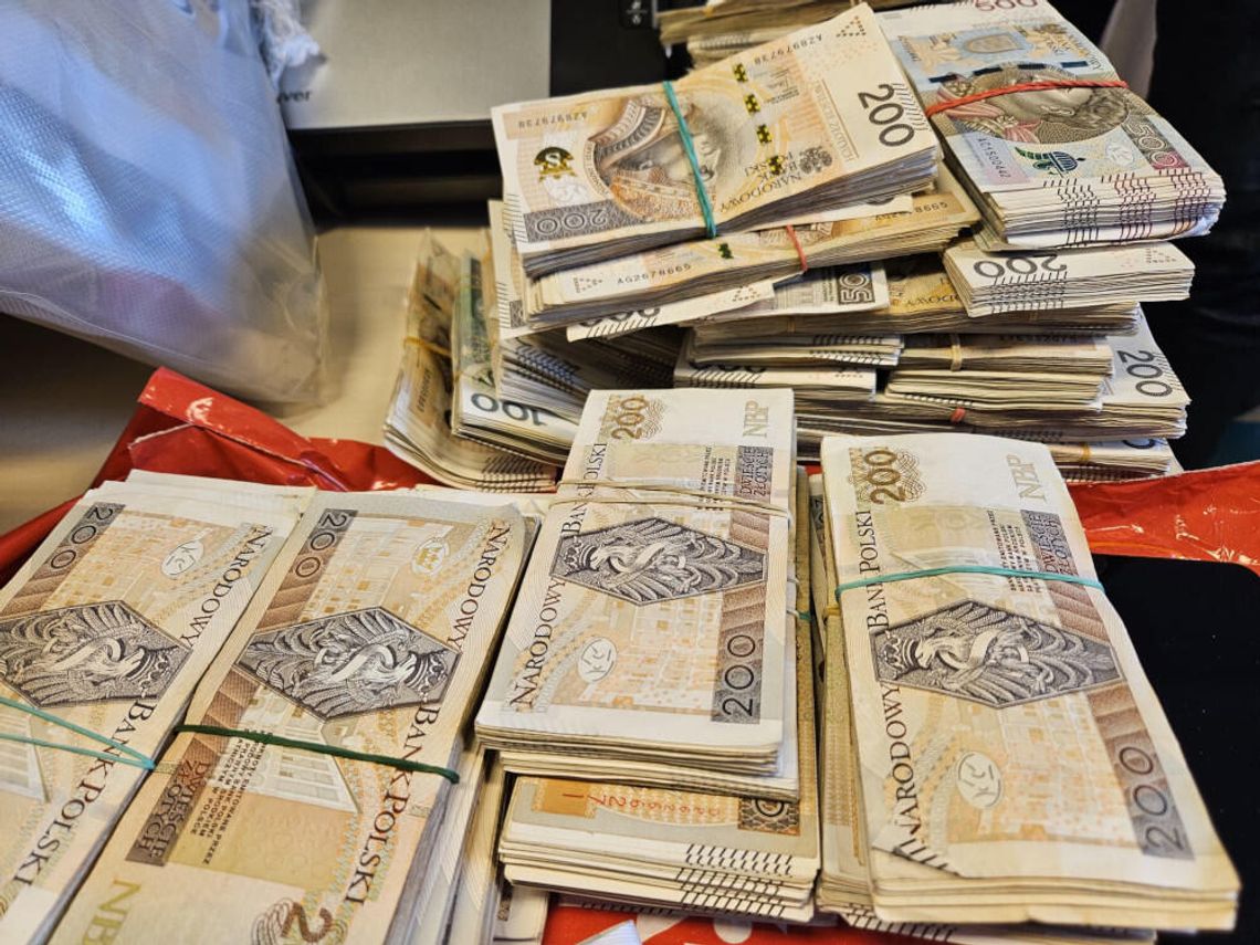 Miał w mieszkaniu milion w gotówce i dużo narkotyków. Recydywista wpadł niecały rok po wyjściu