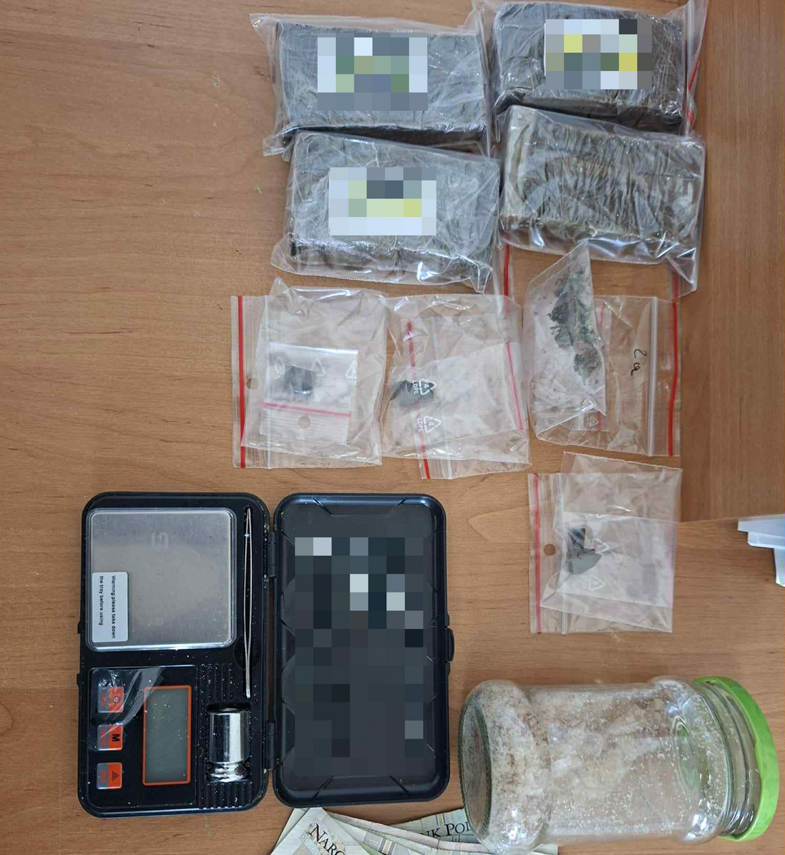 Miał w mieszkaniu pół kilograma marihuany i haszyszu. "Mam z tym problem, to na własny użytek"