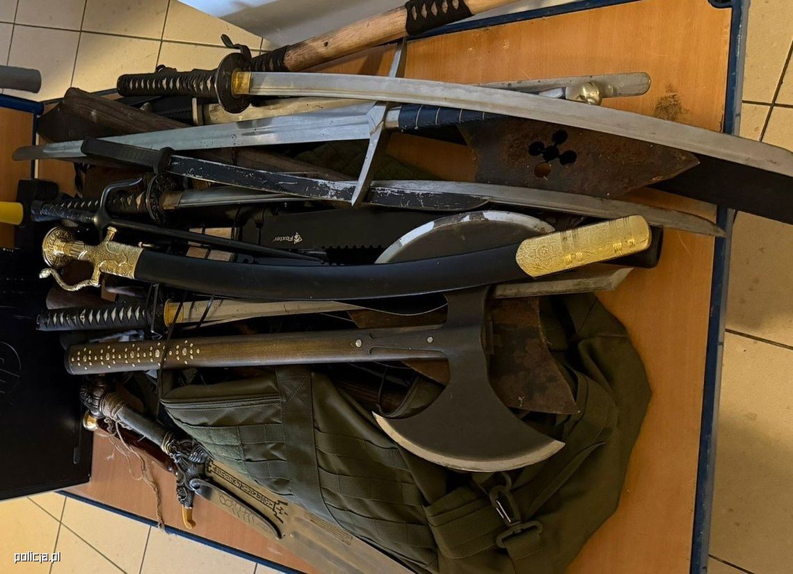 Miał w mieszkaniu prawdziwą zbrojownię. Mężczyzna groził budowlańcom, a potem policji Miał w mieszkaniu prawdziwą zbrojownię. Mężczyzna groził budowlańcom, a potem policji