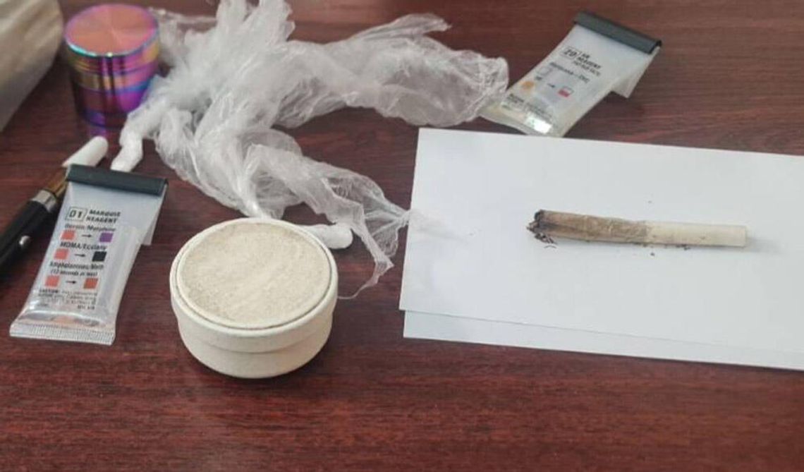 Miał w plecaku 35 tysięcy, amfetaminę, zioło i nadpalonego blanta. Wpadł, bo chował się w krzakach Miał w plecaku 35 tysięcy, amfetaminę, zioło i nadpalonego blanta. Wpadł, bo chował się w krzakach