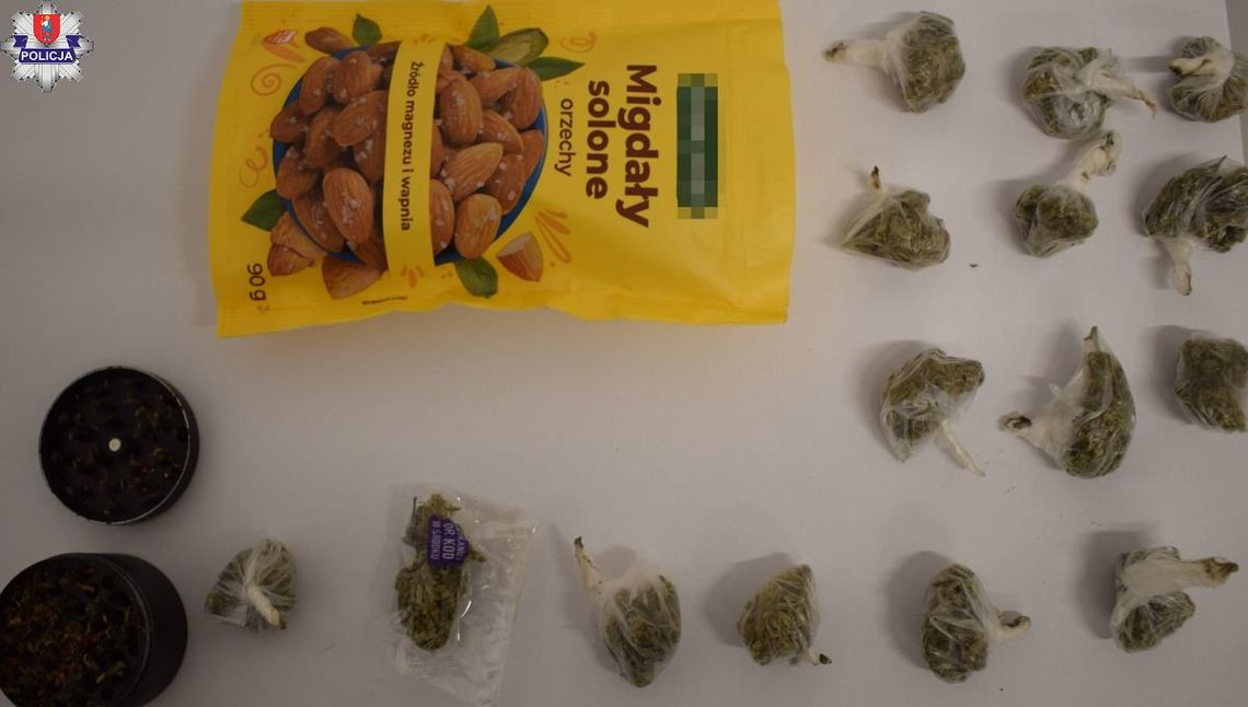 Miał w plecaku opakowanie po migdałach, a w nim ponad 60 porcji marihuany. 22-latek zatrzymany