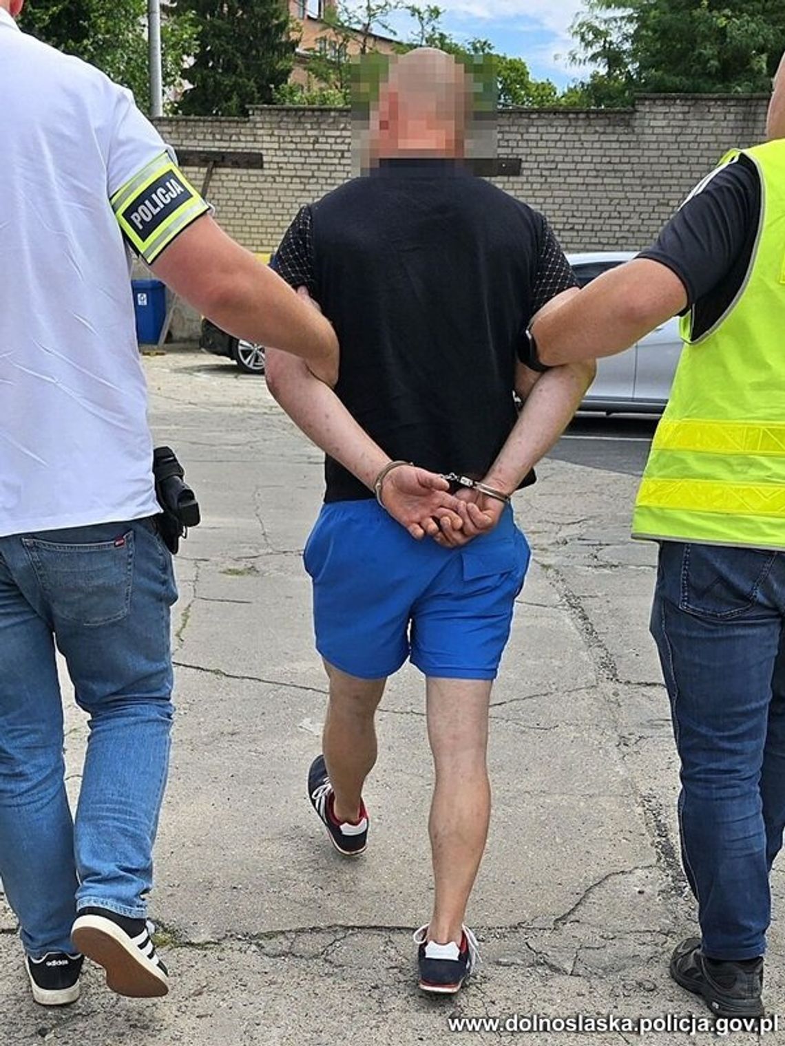 Miał wyrok do odsiedzenia, ale wolał nadal żyć z przestępstw. 37-latek usłyszał blisko 30 nowych zarzutów
