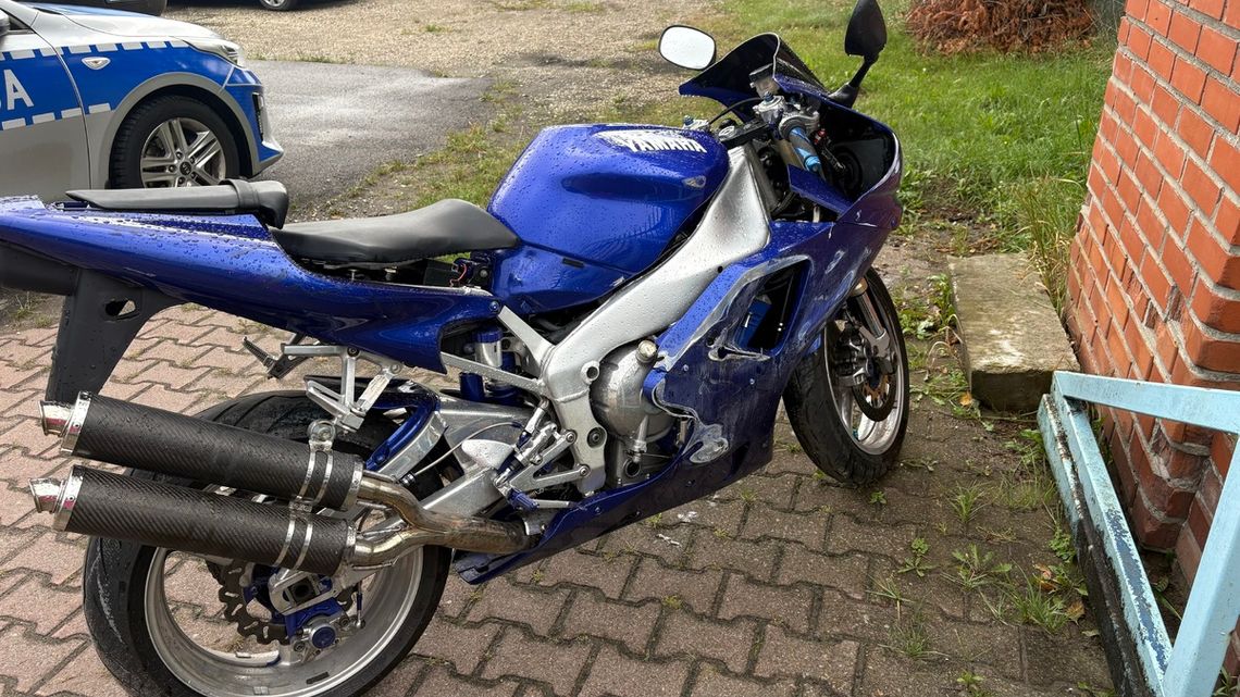 Miał zakaz prowadzenia, a mimo to wsiadł na motocykl. Po kolizji wyrzucił tablicę rejestracyjną Miał zakaz prowadzenia, a mimo to wsiadł na motocykl. Po kolizji wyrzucił tablicę rejestracyjną