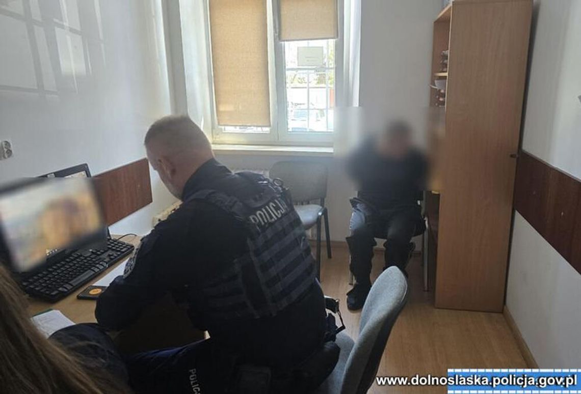Miał zakaz zbliżania się do własnej babci, więc wtargnął do jej mieszkania i zabrał portfel. 36-latek za kratami