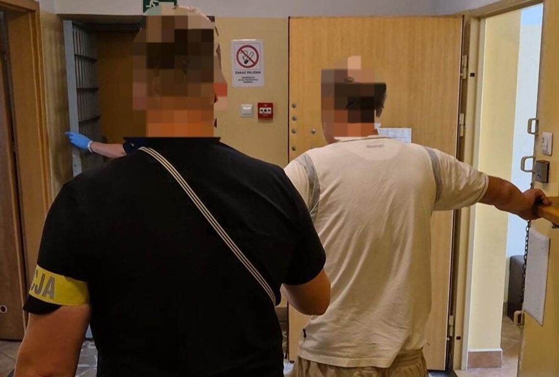 Miał zakaz zbliżania się do własnej rodziny, ale i tak odwiedził ich z siekierą. Został obezwładniony