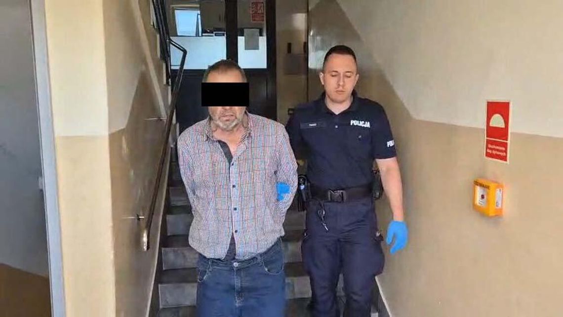 Ma zakaz zbliżania się do żony, a i tak przyszedł do niej z nożem. Był pijany i agresywny