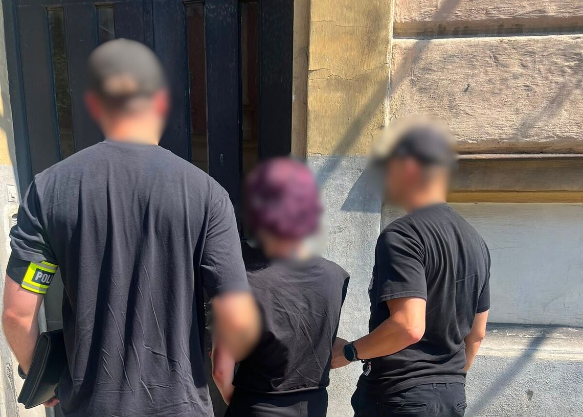 Miała opiekować się seniorem, a przez miesiące go okradała. Zniknęły dolary i złotówki Miała opiekować się seniorem, a przez miesiące go okradała. Zniknęły dolary i złotówki