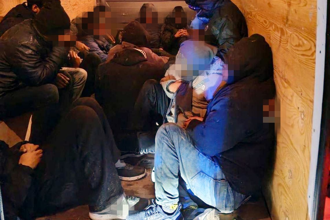 Międzynarodowa obława. Polski kurier wpadł w Chorwacji, w busie wiózł 17 nielegalnych imigrantów