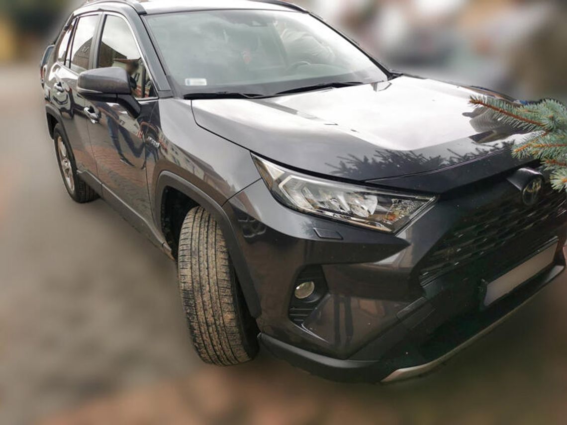 Międzynarodowy handel kradzionymi autami rozbity. W tle "maść na stawy" z marihuany