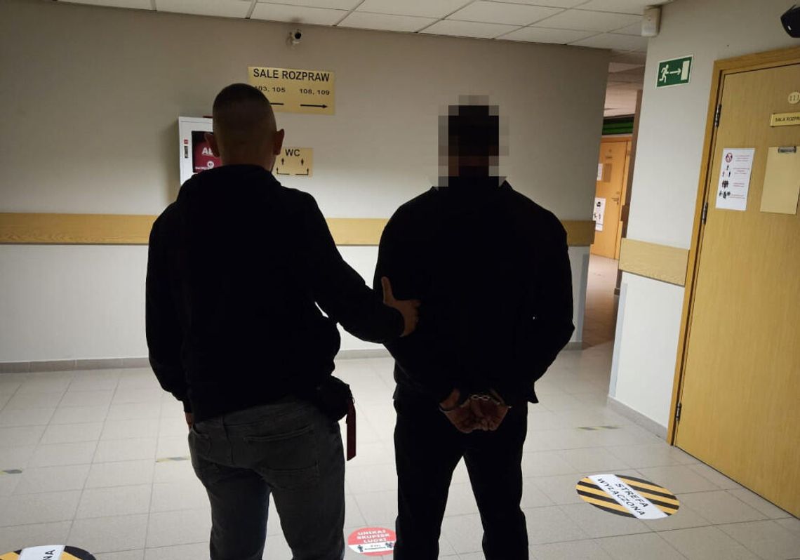 Mieli informację o dilerze i weszli do jego mieszkania. Przyznał, że zaopatrywał około 10 osób Mieli informację o dilerze i weszli do jego mieszkania. Przyznał, że zaopatrywał około 10 osób