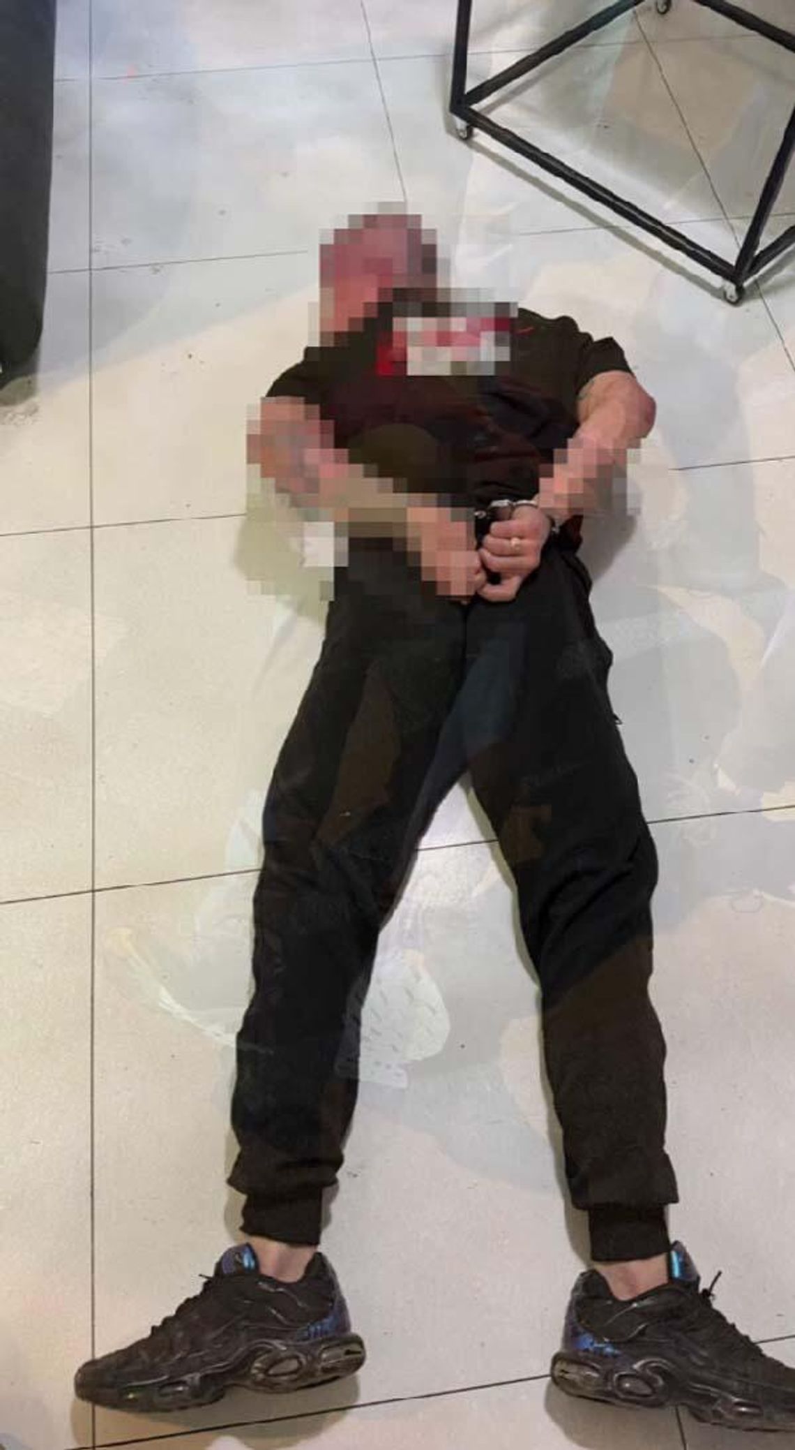 Mieli młot i siłą weszli do domu mężczyzny. Policja zatrzymała sprawców brutalnego napadu Mieli młot i siłą weszli do domu mężczyzny. Policja zatrzymała sprawców brutalnego napadu