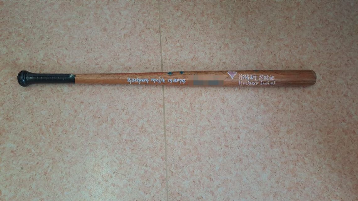 Mieli nóż i kij bejsbolowy z napisem "kocham moją mamę". Używali go do brutalnych napadów Mieli nóż i kij bejsbolowy z napisem "kocham moją mamę". Używali go do brutalnych napadów