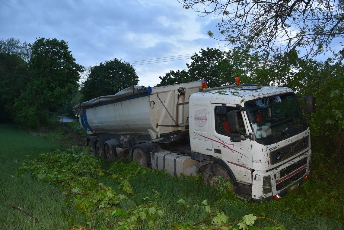 Mieli śmierć w oczach. Zupełnie pijany kierowca tira wylądował w rowie Mieli śmierć w oczach. Zupełnie pijany kierowca tira wylądował w rowie