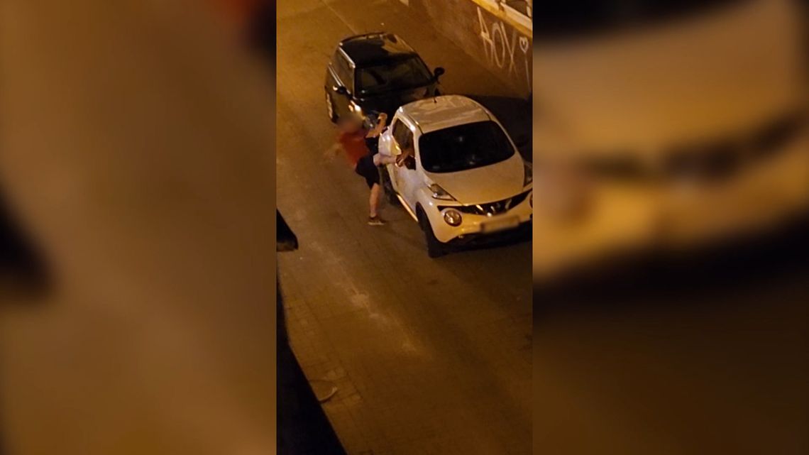 Mieszkańców obudziły hałasy na parkingu. 24-latek w pijackim szale niszczył zaparkowane samochody. WIDEO