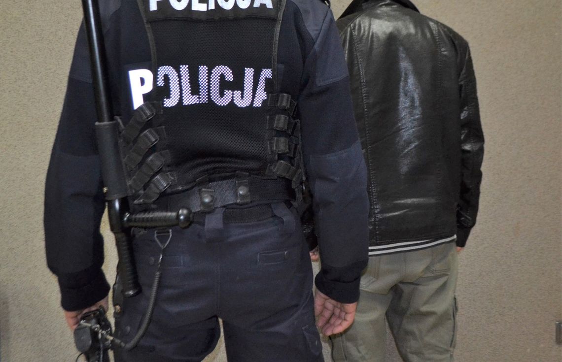 Mieszkańcy bloku słyszeli dziwne hałasy na poddaszu i wezwali policję. Ukrywał się tam poszukiwany mężczyzna Mieszkańcy bloku słyszeli dziwne hałasy na poddaszu i wezwali policję. Ukrywał się tam poszukiwany mężczyzna