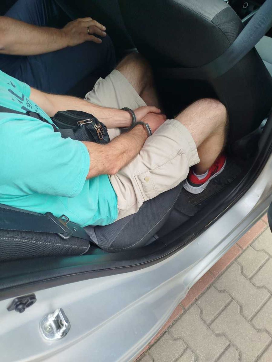 Mijał policjantów, wyczuli od niego marihuanę. 47-latek tłumaczył, że znalazł ją na bazarze