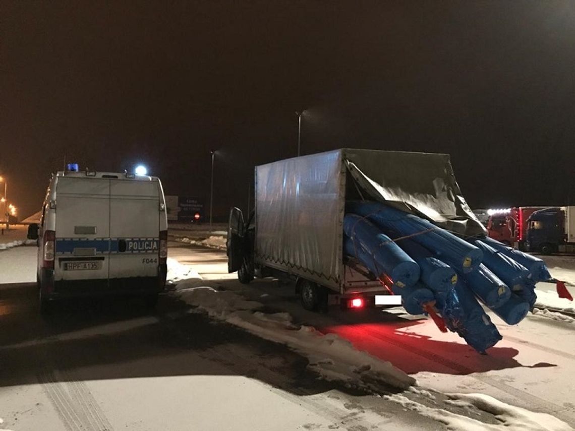 Mistrz załadunku w akcji. Jechał sobie autostradą, wielkie bele mogły w każdej chwili wypaść na jezdnię