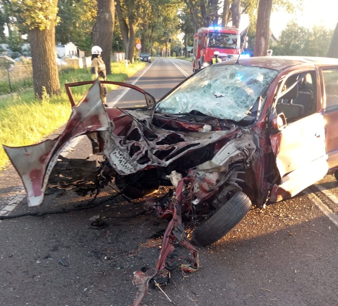 Mitsubishi wypadło z drogi i uderzyło w drzewo. Dwie osoby wypadły z auta przez przednią szybę Mitsubishi wypadło z drogi i uderzyło w drzewo. Dwie osoby wypadły z auta przez przednią szybę