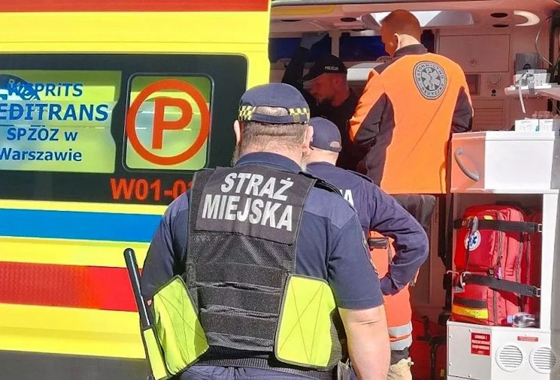 Młoda kobieta biegała boso między autami i tarzała się w sklepie. Trafiła pod opiekę lekarzy