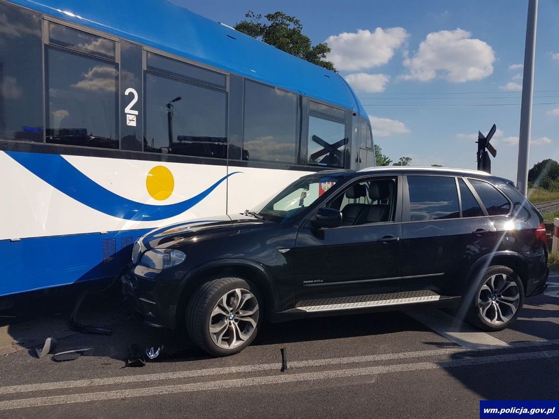 Młoda kobieta za kierownicą BMW zignorowała znak "stop" i wjechała w szynobus