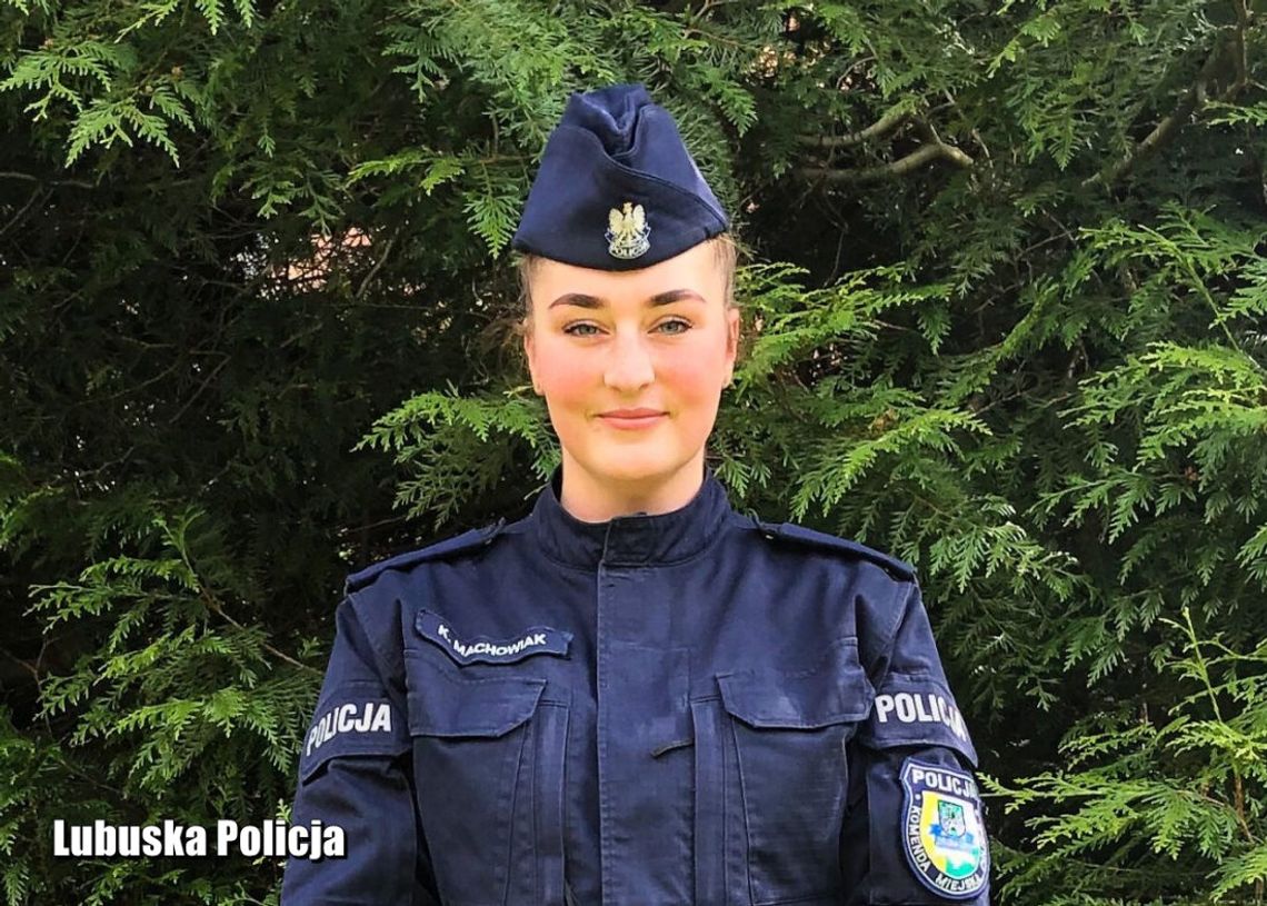 Młoda policjantka zatrzymała po służbie pijanego kierowcę. Jechał i popijał wódkę