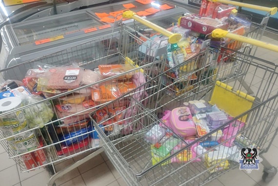 Młode Czeszki bezczelnie kradły w polskim markecie. Próbowały wywieźć dwa wózki pełne towaru