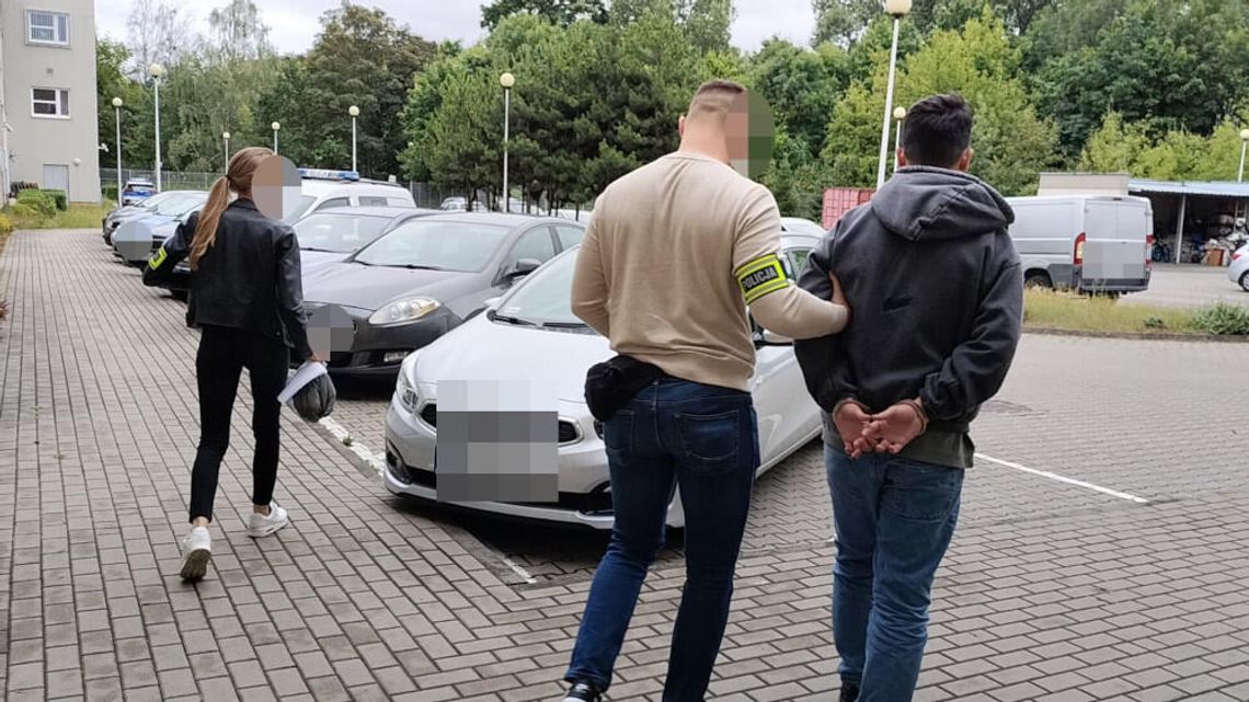 Młody Białorusin i Ukrainiec wyłudzali pieniądze podając się za pracowników banku