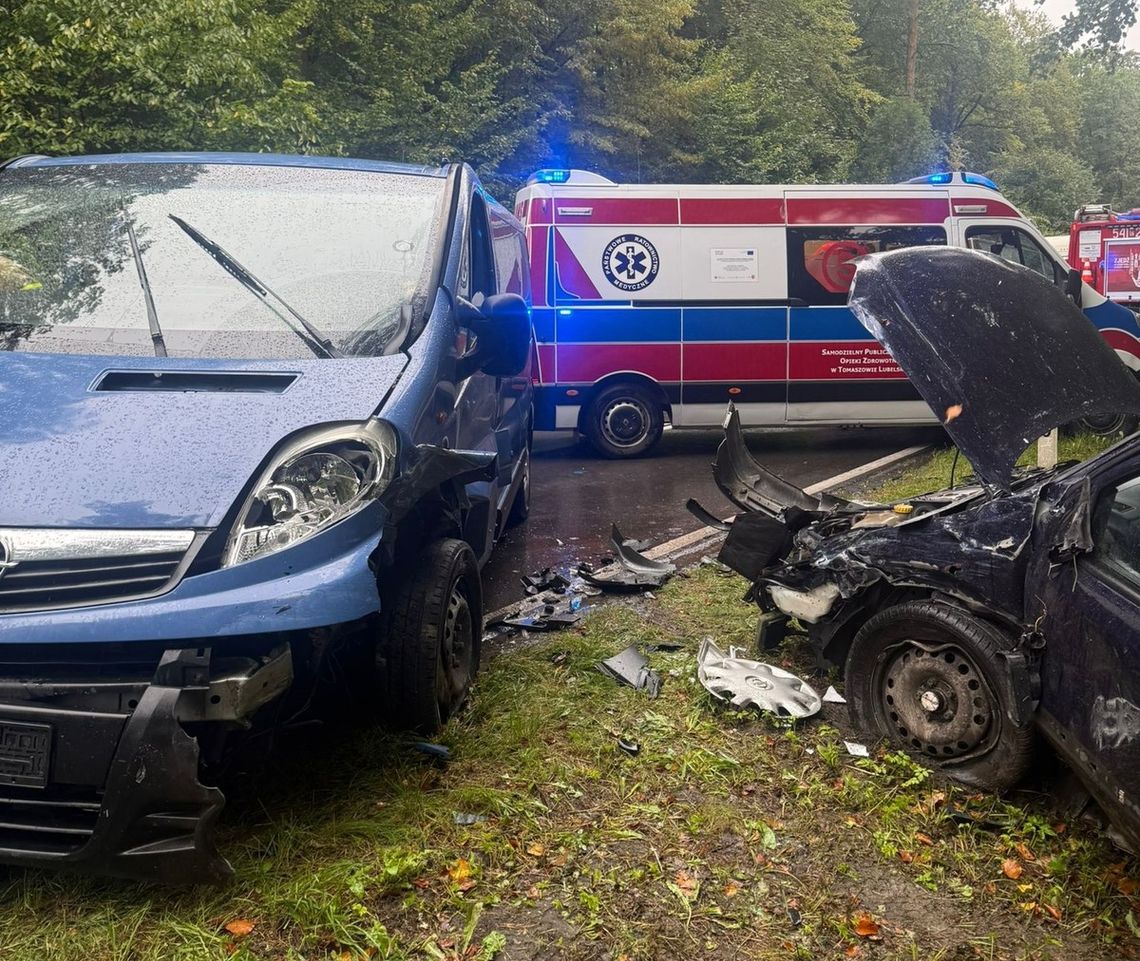 Młody busiarz wyprzedzał na podwójnej ciągłej, doprowadził do zderzenia czołowego z osobówką