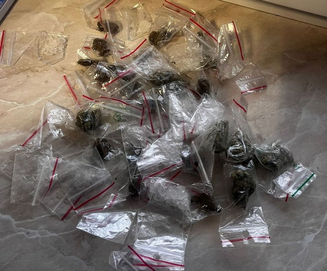 Młody diler chodził po mieście obładowany towarem. Na widok radiowozu puściły mu nerwy