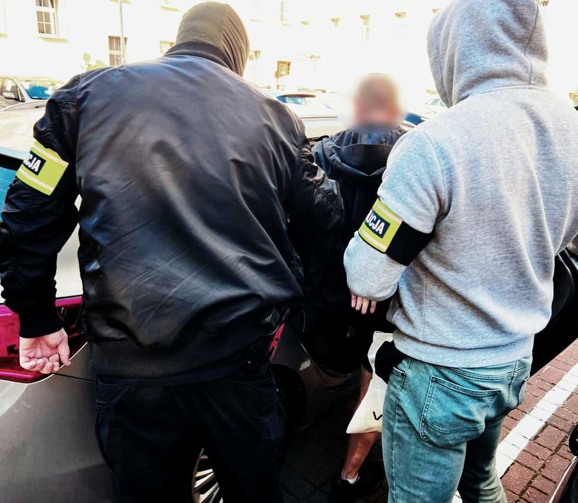 Młody diler po nalocie policji stracił 3 kg towaru i trafił do aresztu. Grozi mu długie więzienie