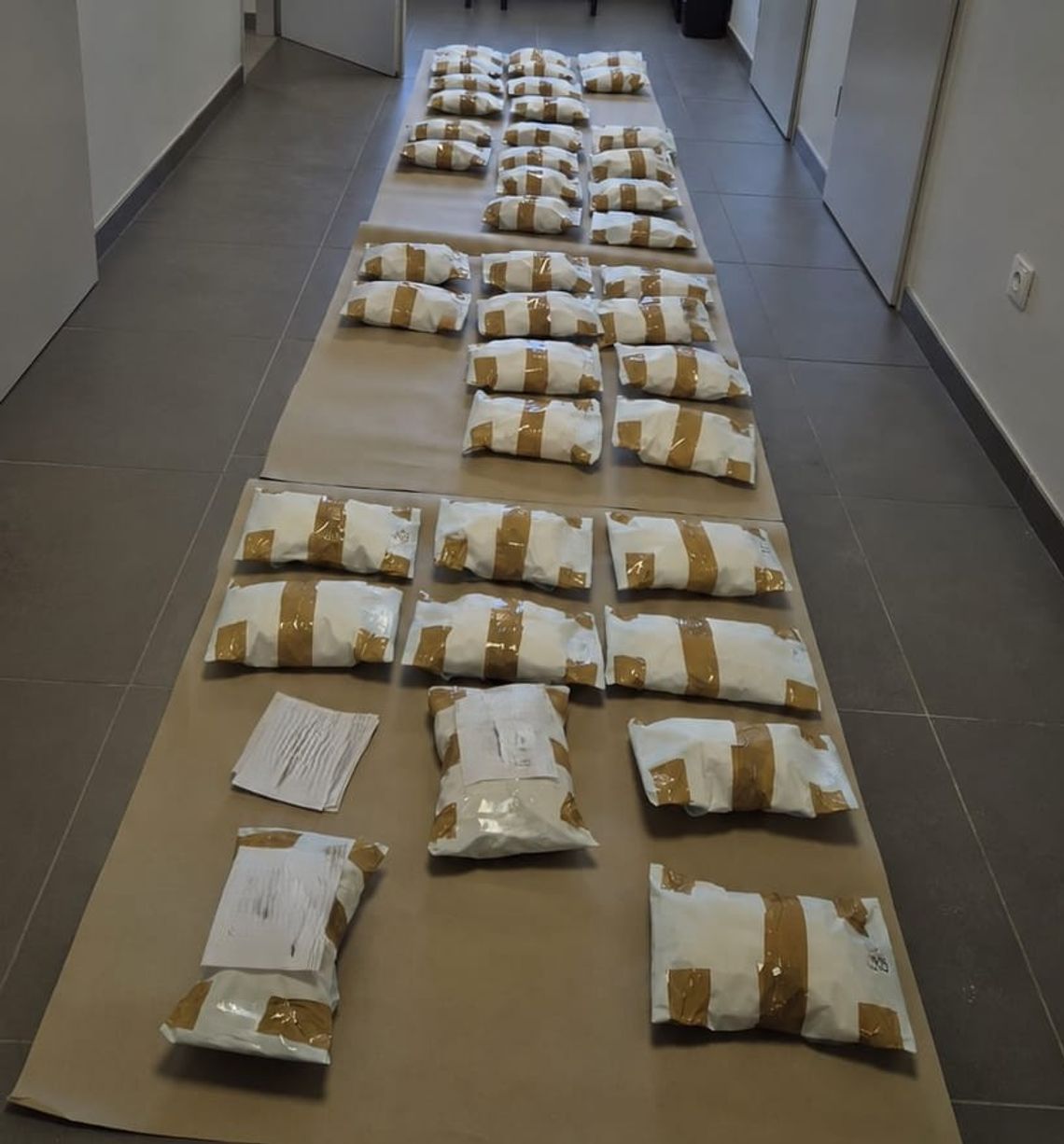 Młody diler ukrywał towar wart 2 miliony złotych. Policjanci przejęli 40 kilogramów mefedronu Młody diler ukrywał towar wart 2 miliony złotych. Policjanci przejęli 40 kilogramów mefedronu