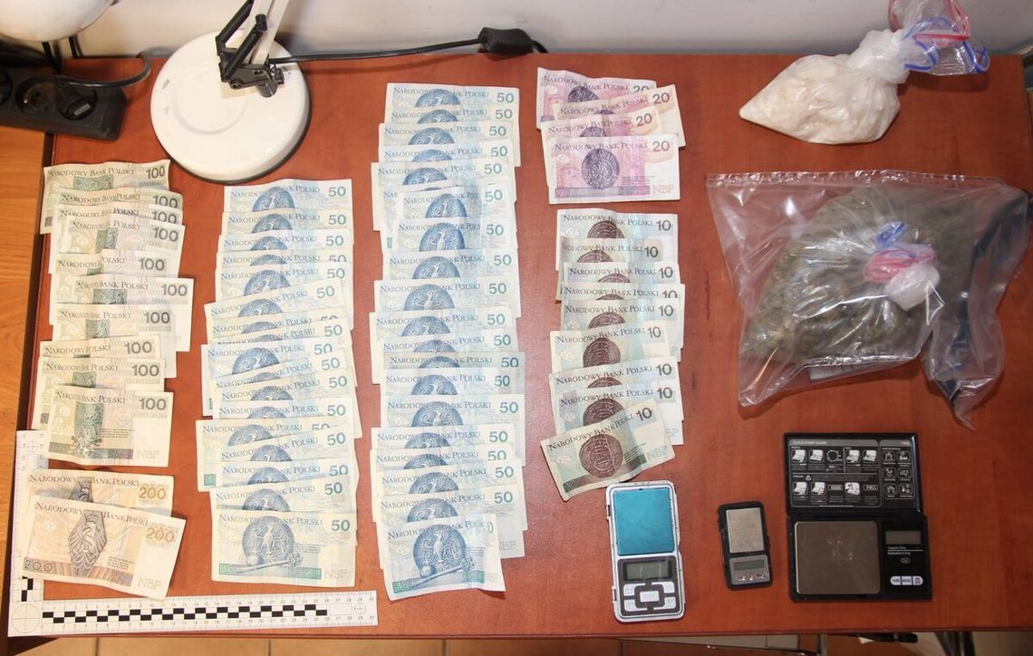 Młody diler wpadł na gorącym uczynku. Częstował nieletniego, gdy do drzwi zapukała policja