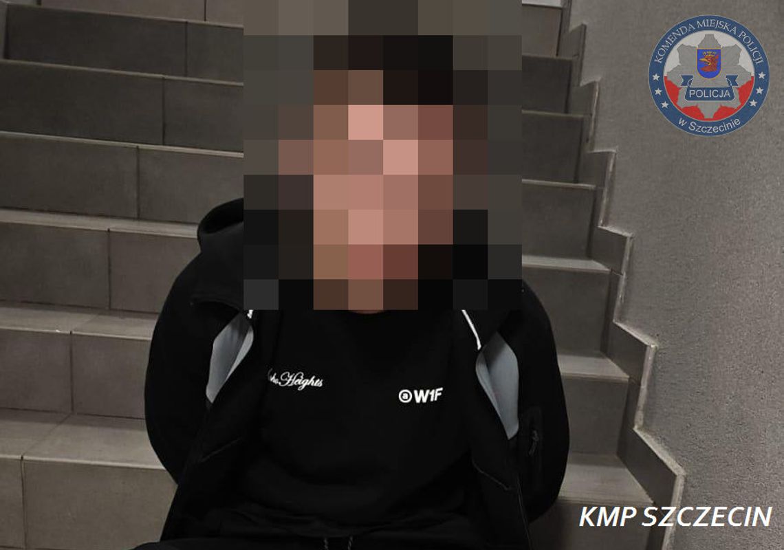 Młody diler wziął tajniaków za swoich klientów. Chciał ubić z nimi interes na klatce schodowej